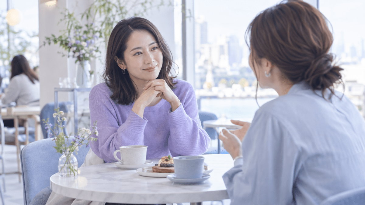 カフェで友人に気持ちを話す女性