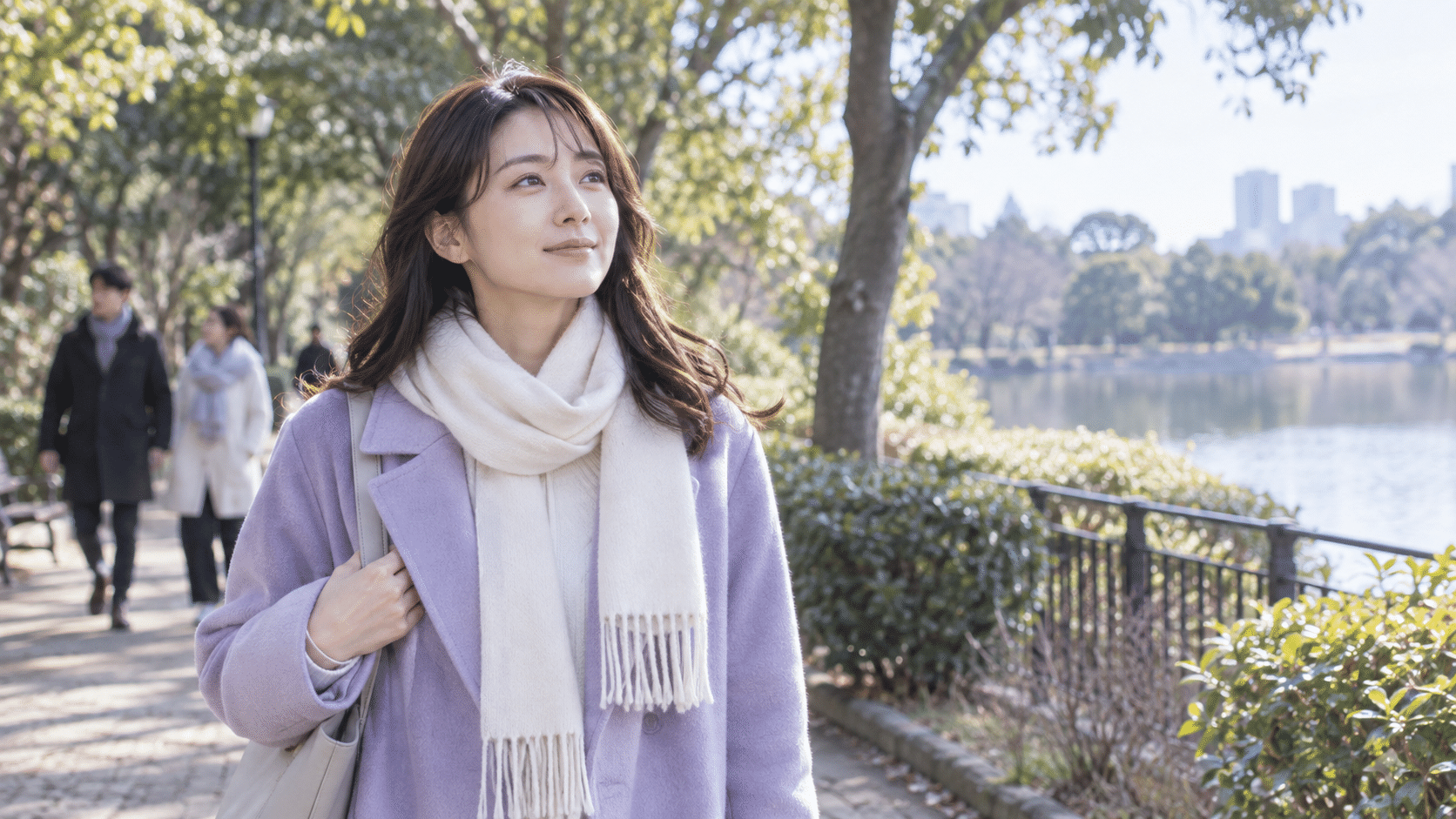 二人の時間について考えた後に穏やかに歩く女性