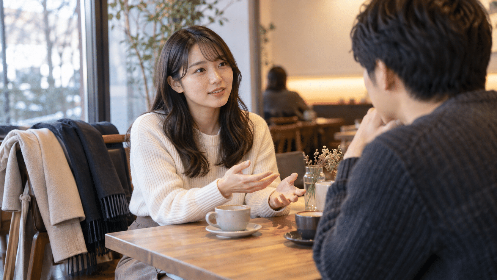 カフェで彼に自分の希望を穏やかに伝える女性